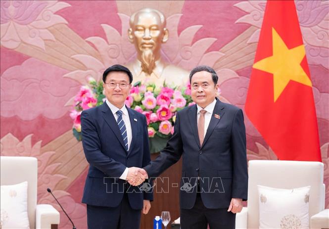Chủ tịch Quốc hội Trần Thanh Mẫn tiếp Giáo sư Kim Hak-min, Giám đốc Viện nghiên cứu kinh tế Kimhakmin E-roun (Hàn Quốc). Ảnh: TTXVN phát