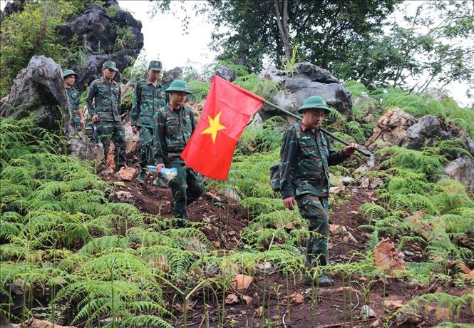 Hành trình lên điểm cao 685 thôn Nặm Ngặt, xã Thanh Thuỷ để đưa hài cốt liệt sĩ về nhà chờ, trước khi tiến hành các thủ tục tiếp theo. Ảnh: Hoàng Hiếu - TTXVN