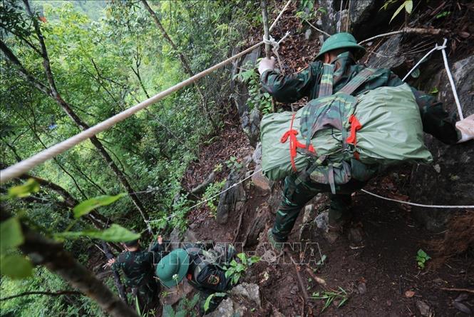 Hành trình đưa hài cốt liệt sĩ từ điểm cao 685 (thôn Nặm Ngặt, xã Thanh Thuỷ) về nhà chờ. Ảnh: Hoàng Hiếu - TTXVN