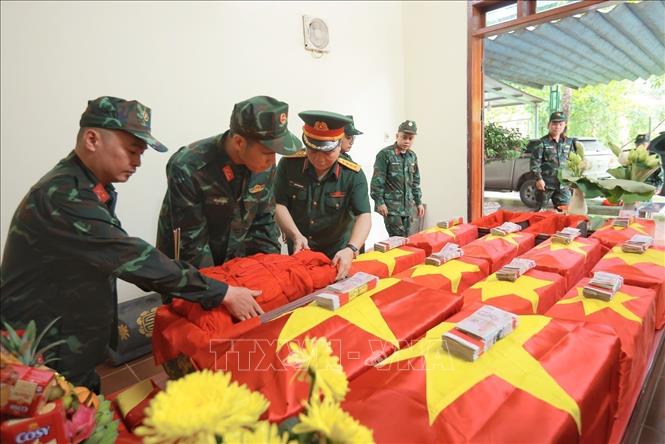 Bộ Chỉ huy Quân sự tỉnh Tuyên Quang làm lễ đưa về nhà chờ đội quy tập, tìm kiếm liệt sĩ Tuyên Quang 2 hài cốt liệt sĩ và mộ tập thể. Ảnh: Hoàng Hiếu - TTXVN