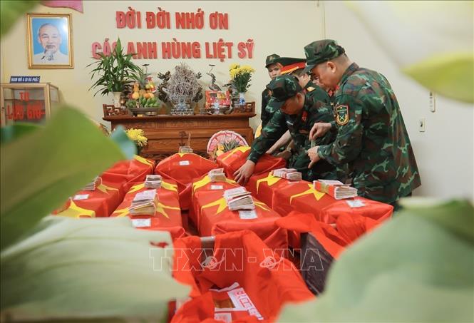 Bộ Chỉ huy Quân sự tỉnh Tuyên Quang làm lễ đưa về nhà chờ đội quy tập, tìm kiếm liệt sĩ Tuyên Quang 2 hài cốt liệt sĩ và mộ tập thể. Ảnh: Hoàng Hiếu - TTXVN