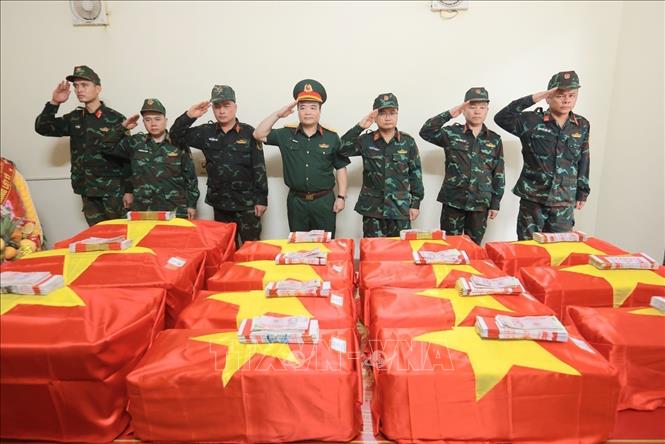 Đại tá Nguyễn Minh Khôi, Phó Chính uỷ Bộ Chỉ huy Quân sự tỉnh Tuyên Quang (giữa) và các cán bộ, chiến sĩ tri ân các liệt sĩ đã hy sinh tại mặt trận Vị Xuyên. Ảnh: Hoàng Hiếu - TTXVN
