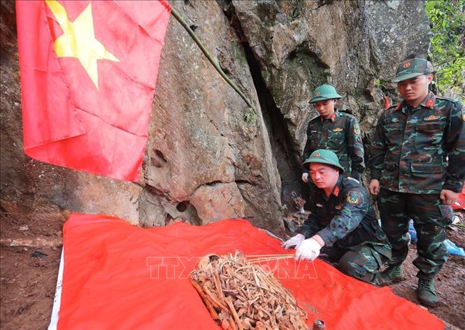 Cán bộ, nhân viên Đội tìm kiếm, quy tập hài cốt liệt sĩ tỉnh Tuyên Quang làm lễ đưa hài cốt liệt sĩ hy sinh tại điểm cao 685 (thôn Nặm Ngặt) về nhà chờ. Ảnh: Hoàng Hiếu - TTXVN