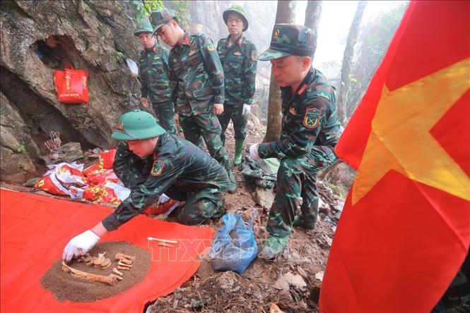 Cán bộ, nhân viên Đội tìm kiếm, quy tập hài cốt liệt sĩ tỉnh Tuyên Quang làm lễ đưa hài cốt liệt sĩ hy sinh tại điểm cao 685 (thôn Nặm Ngặt) về nhà chờ. Ảnh: Hoàng Hiếu - TTXVN