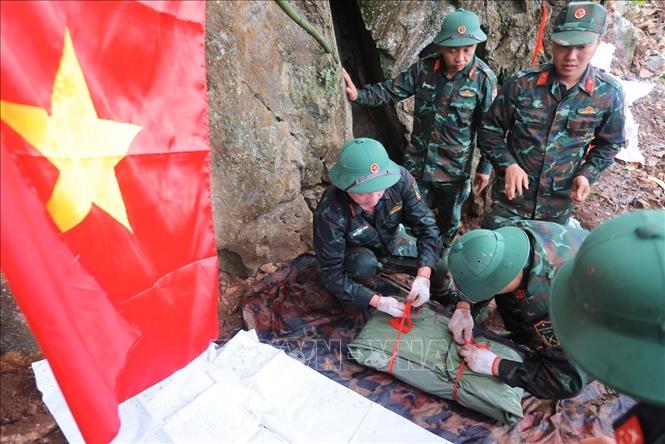 Cán bộ, nhân viên Đội tìm kiếm, quy tập hài cốt liệt sĩ tỉnh Tuyên Quang làm lễ đưa hài cốt liệt sĩ hy sinh tại điểm cao 685 (thôn Nặm Ngặt) về nhà chờ. Ảnh: Hoàng Hiếu - TTXVN