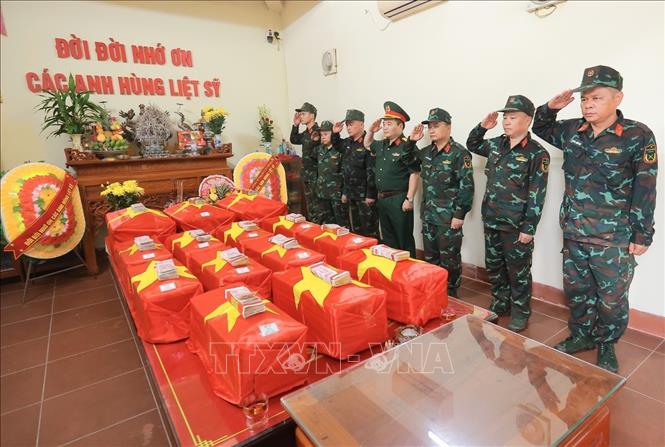 Đại tá Nguyễn Minh Khôi, Phó Chính uỷ Bộ Chỉ huy Quân sự tỉnh Tuyên Quang và các cán bộ, chiến sĩ tri ân các liệt sĩ đã hy sinh tại mặt trận Vị Xuyên. Ảnh: Hoàng Hiếu - TTXVN