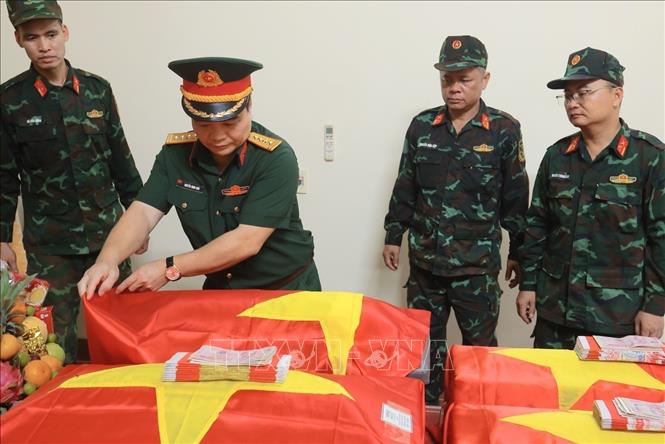 Đại tá Nguyễn Minh Khôi, Phó Chính uỷ Bộ Chỉ huy Quân sự tỉnh Tuyên Quang làm lễ tri ân các liệt sĩ. Ảnh: Hoàng Hiếu - TTXVN