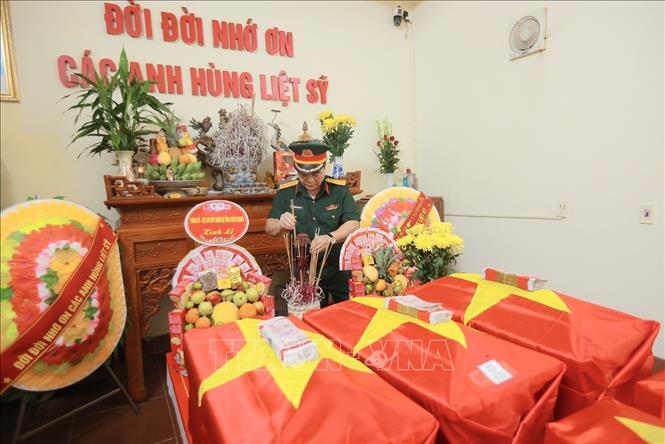 Đại tá Nguyễn Minh Khôi, Phó Chính uỷ Bộ Chỉ huy Quân sự tỉnh Tuyên Quang làm lễ tri ân các liệt sĩ. Ảnh: Hoàng Hiếu - TTXVN