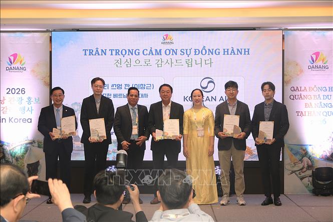 Đà Nẵng vinh danh các hãng hàng không, các đối tác đã có nhiều đóng góp trong việc quảng bá hình ảnh điểm đến, phát triển thị trường khách Hàn Quốc và tăng cường kết nối du lịch giữa hai bên. Ảnh: Khánh Vân - TTXVN tại Hàn Quốc