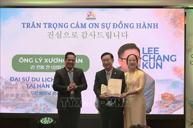 Đà Nẵng vinh danh Đại sứ du lịch Việt Nam tại Hàn Quốc Lý Xương Căn vì những đóng góp trong việc quảng bá hình ảnh điểm đến, tăng cường kết nối du lịch giữa hai bên. Ảnh: Khánh Vân - TTXVN tại Hàn Quốc