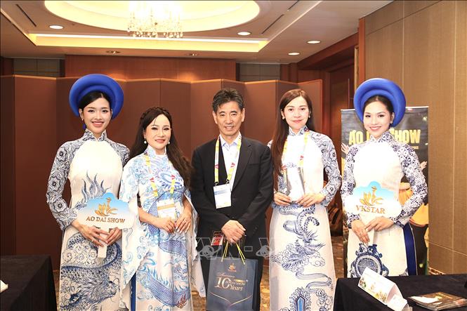 Đối tác Hàn Quốc chụp ảnh tại sự kiện quảng bá du lịch Đà Nẵng. Ảnh: Khánh Vân - TTXVN tại Hàn Quốc