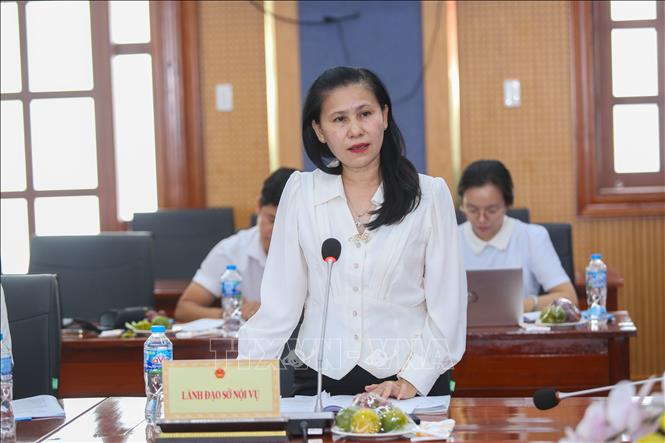 Phó Giám đốc Sở Nội vụ tỉnh Trần Thị Lan, thành viên Đoàn giám sát trao đổi tại buổi làm việc. Ảnh: Giang Phương - TTXVN
