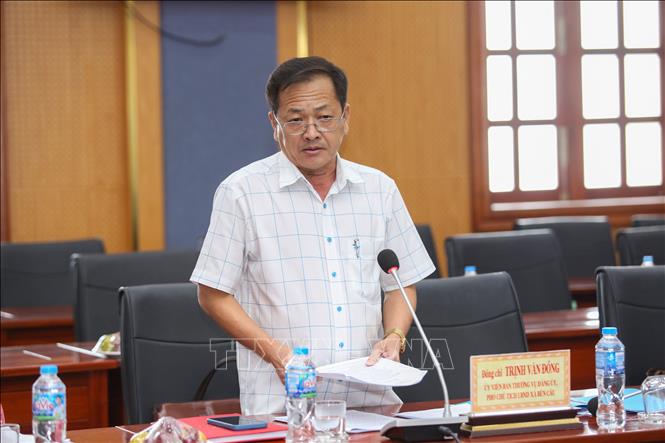 Phó Chủ tịch UBND xã Bến Cầu Trịnh Văn Đồng báo cáo tại buổi giám sát. Ảnh: Giang Phương - TTXVN