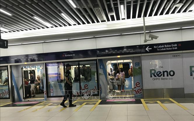 Tàu điện ngầm (MRT) là phương tiện giao thông hiện đại của Jakarta được nhiều người lựa chọn. Ảnh: Đỗ Quyên – PV TTXVN tại Indonesia