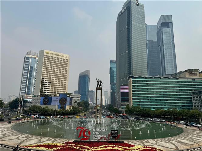 Vòng xoay Bundaran HI, biểu tượng của trung tâm Jakarta, nổi bật với Tượng đài Selamat Datang. Ảnh: Đỗ Quyên – PV TTXVN tại Indonesia


