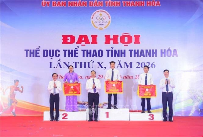 Trao giải Nhất, Nhì, Ba toàn đoàn cho các đơn vị. Ảnh: Hoa Mai - TTXVN