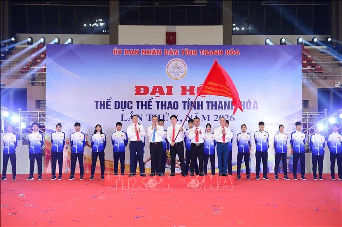 Bí thư Tỉnh ủy Thanh Hóa Lê Đức Thái chụp ảnh cùng các vận động viên. Ảnh: Hoa Mai - TTXVN
