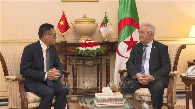 Đại sứ Việt Nam tại Algeria Trần Quốc Khánh đến chào từ biệt Chủ tịch Hội đồng Quốc gia (Thượng viện) Algeria Azzouz Nasri. Ảnh: Nguyễn An - PV TTXVN tại Algeria