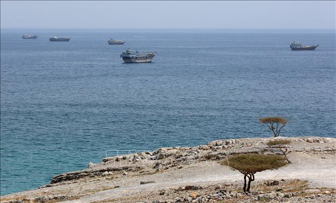 Tàu thuyền đi qua eo biển Hormuz. Ảnh: THX/TTXVN phát