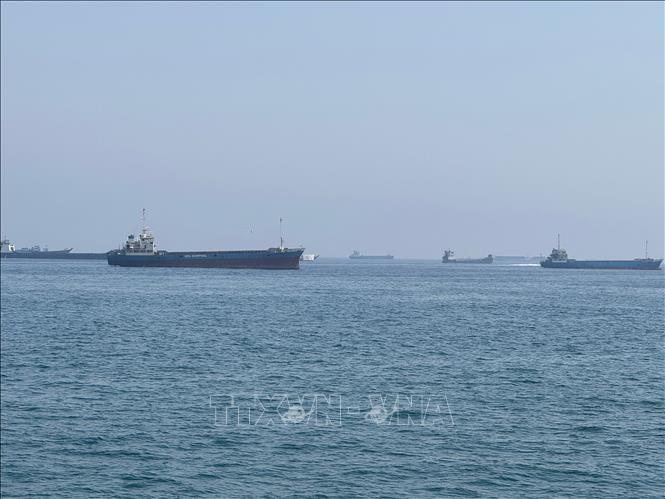 Tàu thuyền chờ đi qua eo biển Hormuz. Ảnh: THX/TTXVN phát
