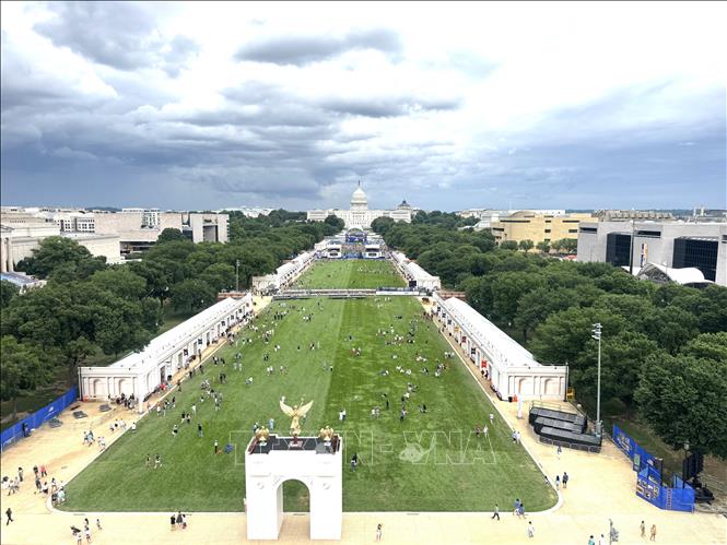 Góc nhìn từ trên cao cho thấy toàn bộ không gian The Great American State Fair trên National Mall, với trục cảnh quan nối Đài tưởng niệm Washington (Washington Monument) và Tòa nhà Quốc hội Mỹ. Ảnh: Đoàn Hùng - P/v TTXVN tại Mỹ