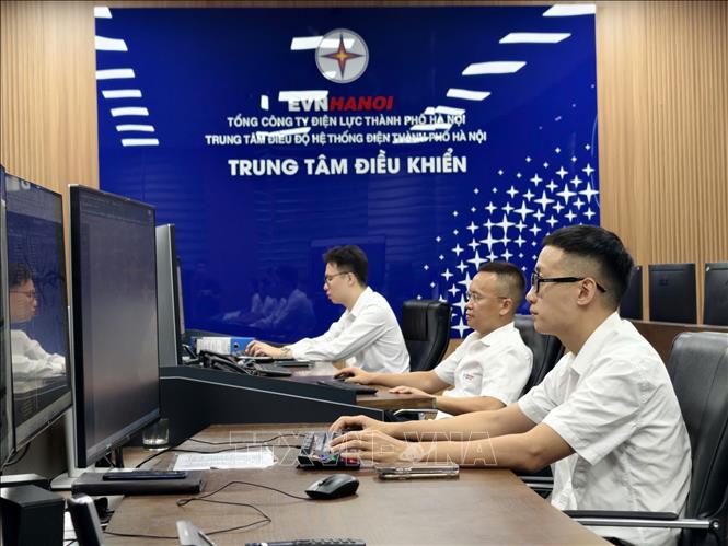Từ mô hình vận hành phụ thuộc nhiều vào thao tác thủ công, hệ thống điện Thủ đô đang chuyển mình mạnh mẽ sang mô hình quản trị số. Ảnh: Quốc Lũy - TTXVN