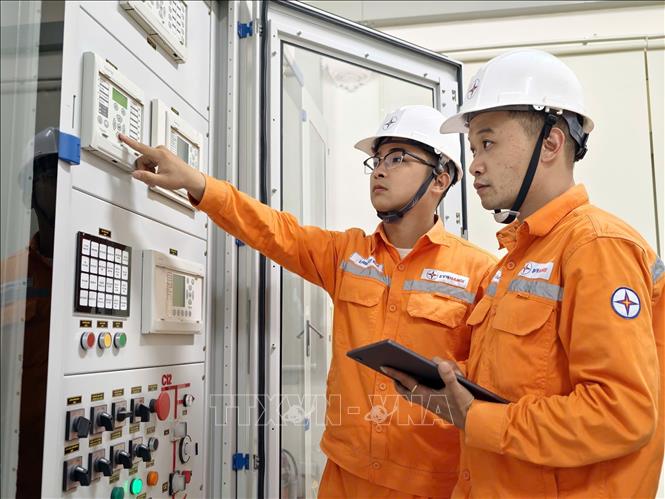 Phần lớn các công việc đã được thực hiện thông qua Trung tâm Điều khiển hệ thống điện Hà Nội. Ảnh: Quốc Lũy - TTXVN