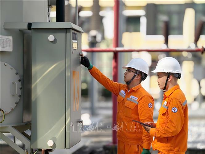 Chỉ với vài thao tác trên hệ thống, điều độ viên có thể giám sát trạng thái vận hành toàn mạng lưới. Ảnh: Quốc Lũy - TTXVN