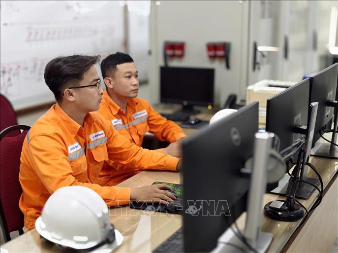 Từ mô hình vận hành phụ thuộc nhiều vào thao tác thủ công, hệ thống điện Thủ đô đang chuyển sang mô hình quản trị số. Ảnh: Quốc Lũy - TTXVN