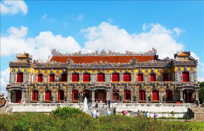 Du khách tham quan Điện Kiến Trung - Đại Nội Huế, thành phố Huế. Ảnh: Nguyên Lý - TTXVN
