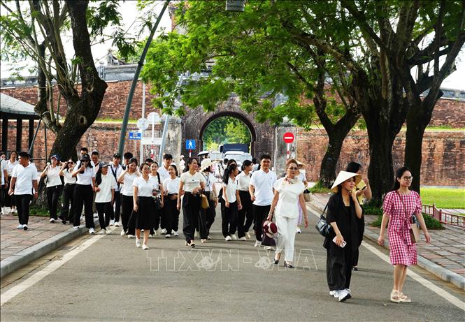 Du khách tham quan khu vực Cửa Ngăn - Kinh thành Huế, thành phố Huế. Ảnh: Nguyên Lý - TTXVN