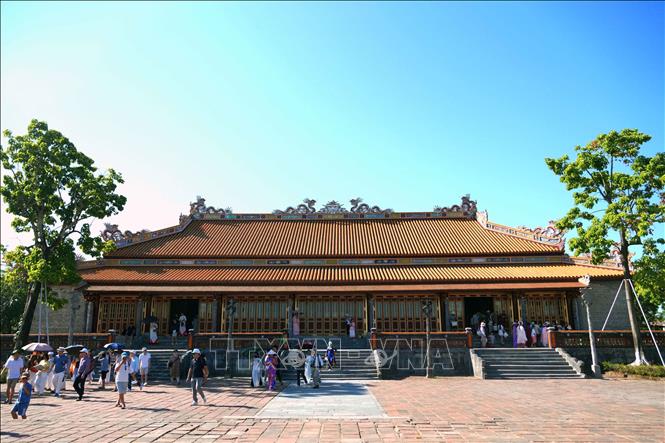 Du khách tham quan Điện Thái Hòa - Đại Nội Huế, thành phố Huế. Ảnh: Nguyên Lý - TTXVN