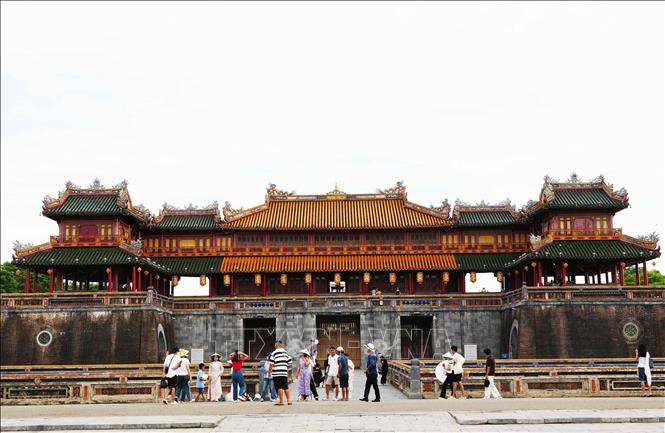 Du khách tham quan cổng Ngọ Môn - Đại Nội Huế, thành phố Huế. Ảnh: Nguyên Lý - TTXVN