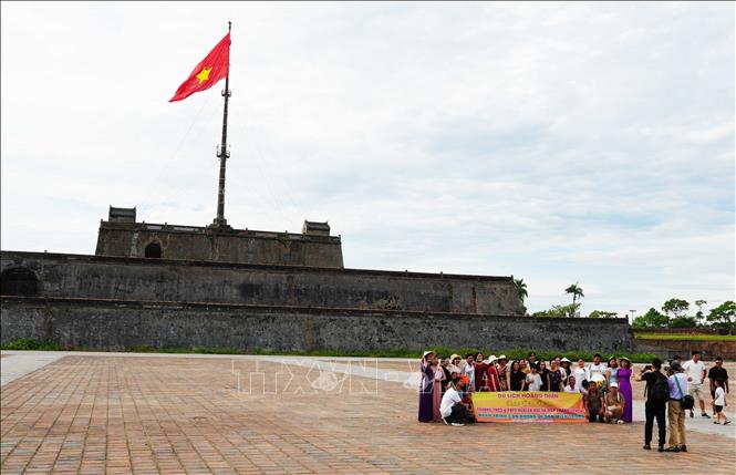 Du khách tham quan, chụp ảnh tại Kỳ Đài - Kinh thành Huế, thành phố Huế. Ảnh: Nguyên Lý - TTXVN