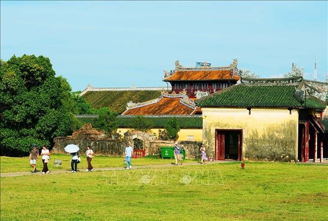 Du khách tham quan Đại Nội Huế, thành phố Huế. Ảnh: Nguyên Lý - TTXVN