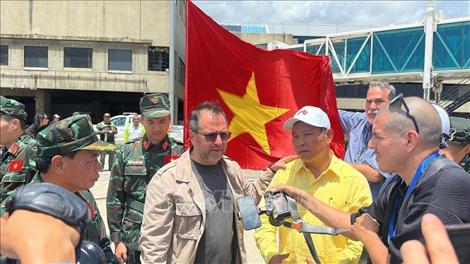 Ngoại trưởng Venezuela Yvan Gil Pinto trong lễ đón đoàn Việt Nam tại sân bay. Ảnh: Phi Hùng - PV TTXVN tại Mỹ Latinh