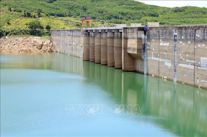 Mực nước hạ thấp ở khu vực đập thủy điện Sông Tranh 2. Ảnh: Đỗ Trưởng - TTXVN