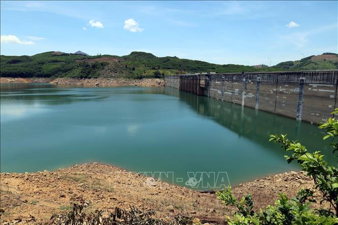 Mực nước hạ thấp ở khu vực đập thủy điện Sông Tranh 2. Ảnh: Đỗ Trưởng - TTXVN