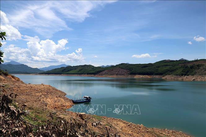Mực nước ở lòng hồ thủy điện Sông Tranh 2 giảm mạnh do thiếu hụt lượng nước từ các sông, suối từ thượng nguồn đổ về. Ảnh: Đỗ Trưởng - TTXVN