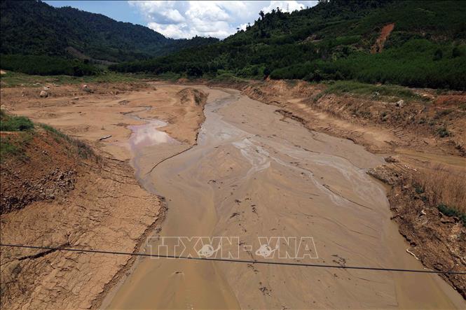 Nhiều dòng chảy vào lòng hồ thủy điện Sông Tranh 2 đang dần khô cạn. Ảnh: Đỗ Trưởng - TTXVN