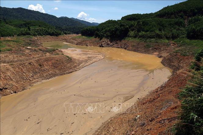 Nhiều dòng chảy vào lòng hồ thủy điện Sông Tranh 2 đang dần khô cạn. Ảnh: Đỗ Trưởng - TTXVN