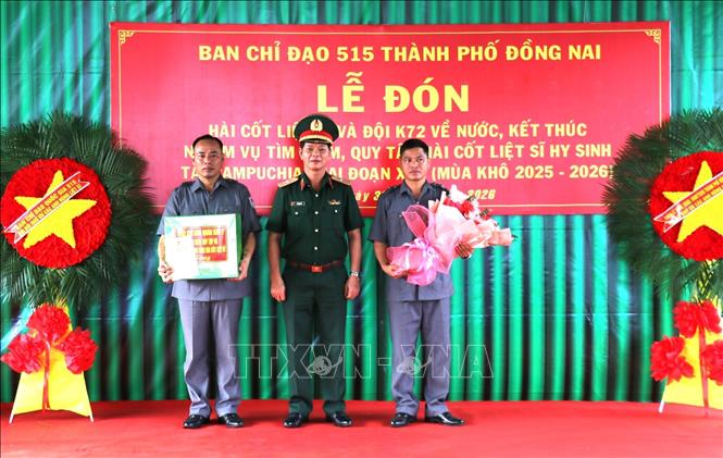 Thiếu tướng Lê Ngọc Hải, Phó Tham mưu trưởng Quân khu 7, Phó Trưởng ban Chỉ đạo 515 Quân khu 7, tặng quà Đội K72, Bộ Chỉ huy Quân sự thành phố Đồng Nai về nước. Ảnh: K GỬIH-TTXVN 