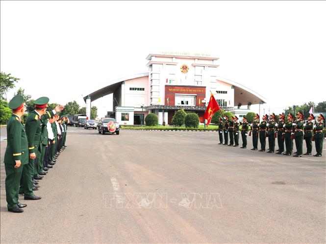 Lễ đón hài cốt liệt sĩ và Đội K72 đã hoàn thành nhiệm vụ tìm kiếm, quy tập hài cốt liệt sĩ tại Campuchia về nước. Ảnh: K GỬIH- TTXVN