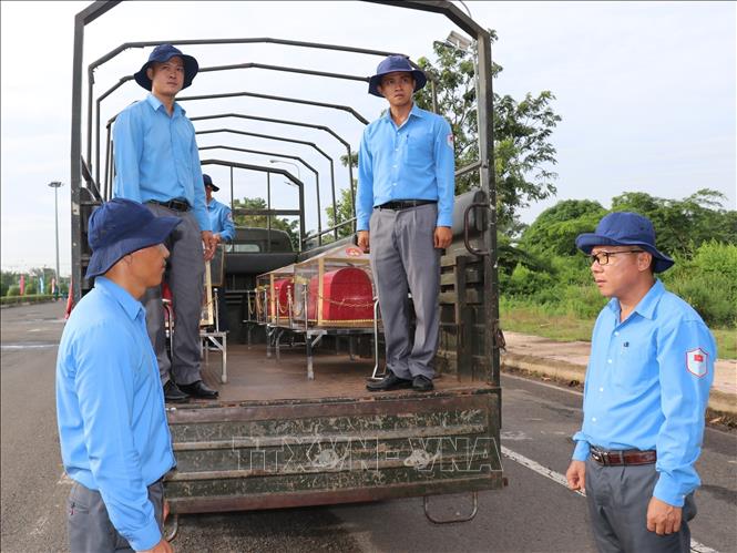 Lễ đón hài cốt liệt sĩ quân tình nguyện và chuyên gia Việt Nam anh dũng hy sinh tại Campuchia về nước. Ảnh: K GỬIH- TTXVN