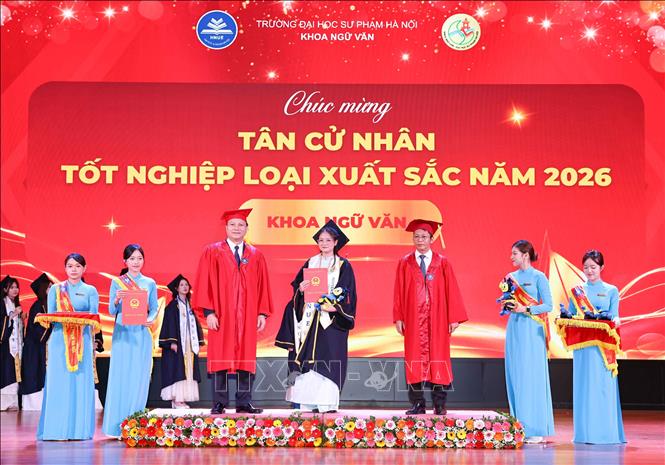 Sinh viên xuất sắc lớp CLC K72, Khoa Ngữ văn nhận bằng tốt nghiệp. Ảnh: Thanh Tùng - TTXVN