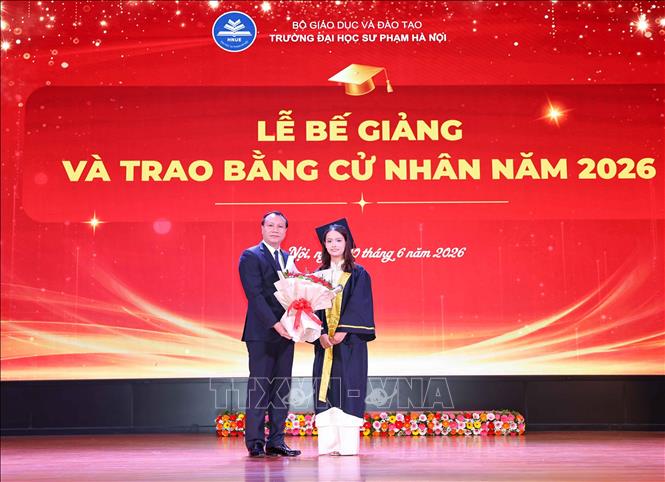 Đại diện sinh viên tặng hoa tri ân Nhà trường và thầy cô trong Lễ Bế giảng và trao bằng cử nhân tốt nghiệp năm 2026. Ảnh: Thanh Tùng - TTXVN