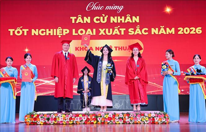 Tân cử nhân xuất sắc là sinh viên K72 nhận bằng tốt nghiệp. Ảnh: Thanh Tùng - TTXVN