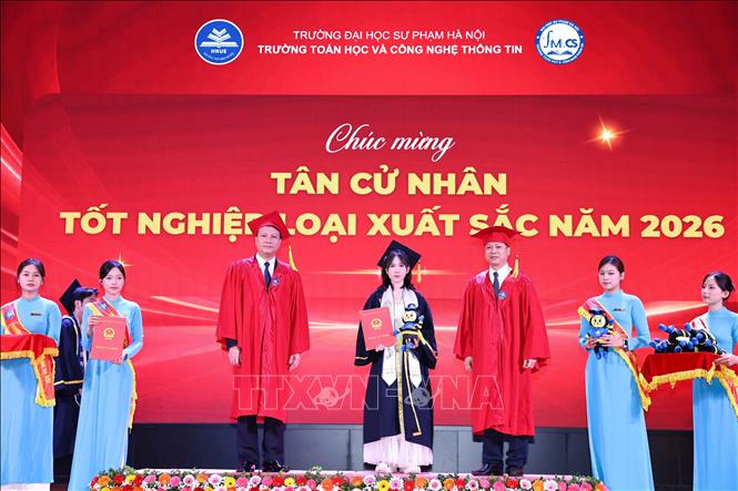 Tân cử nhân xuất sắc là sinh viên K72 nhận bằng tốt nghiệp trong buổi lễ. Ảnh: Thanh Tùng - TTXVN
