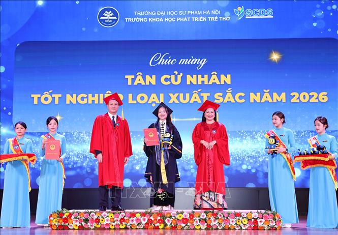 Tân cử nhân xuất sắc là sinh viên K72 nhận bằng tốt nghiệp trong buổi lễ. Ảnh: Thanh Tùng - TTXVN