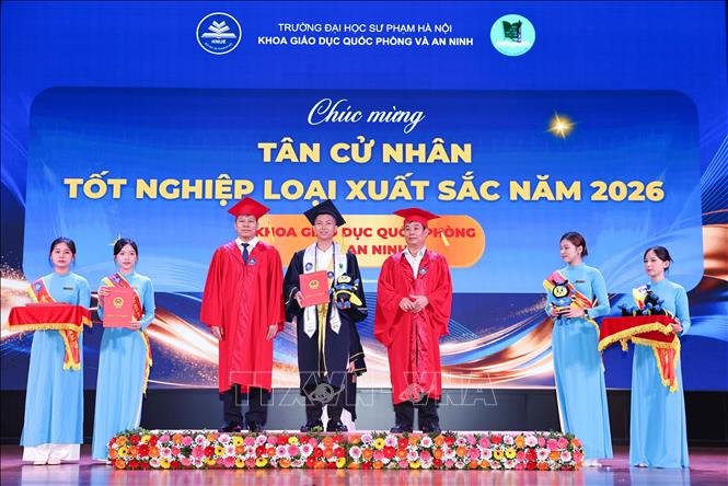Tân cử nhân xuất sắc là sinh viên K72 nhận bằng tốt nghiệp trong buổi lễ. Ảnh: Thanh Tùng - TTXVN
